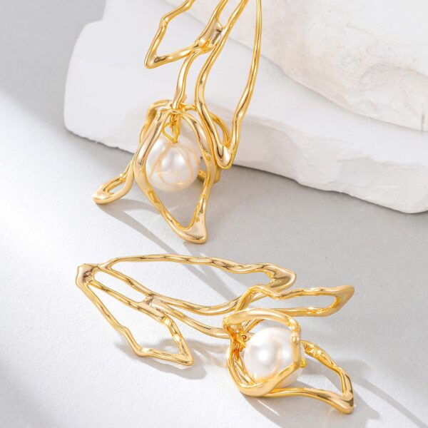 18K Real Gold Electroplated Tulip Pearl Earrings Retro Exaggerated - Image 4